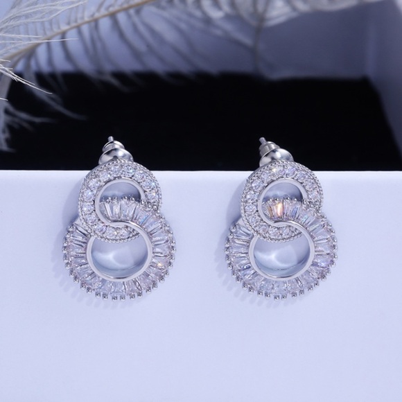 NEW 18K White Gold Diamond Circle Earrings - Picture 5 of 5